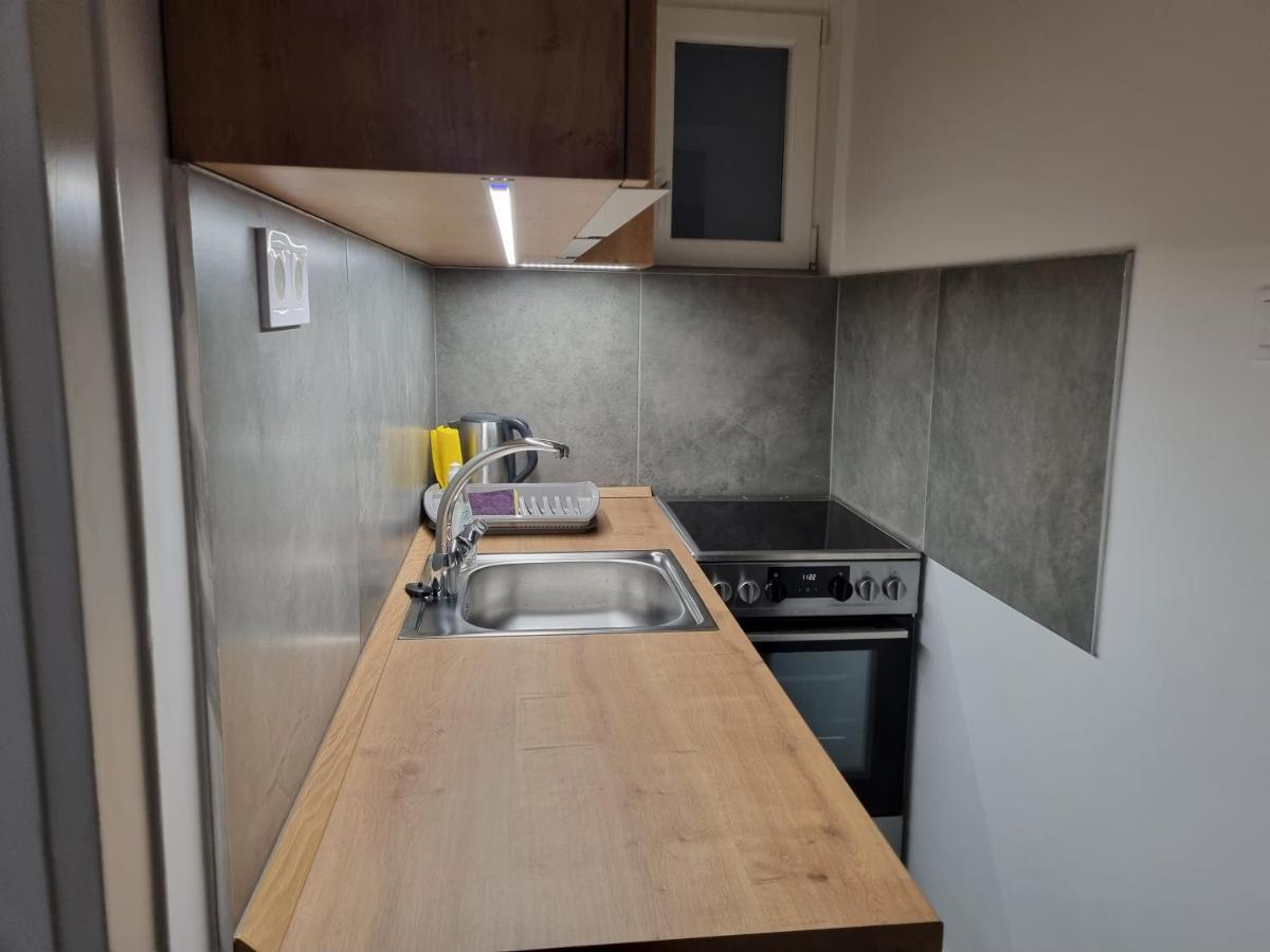 Downtown Studio Apartman เปตช์ ภายนอก รูปภาพ