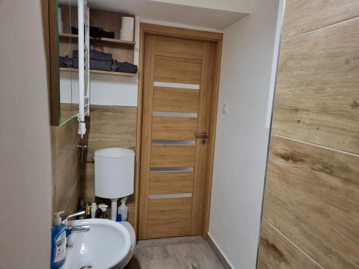 Downtown Studio Apartman เปตช์ ภายนอก รูปภาพ