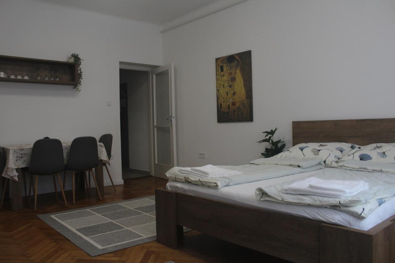Downtown Studio Apartman เปตช์ ภายนอก รูปภาพ