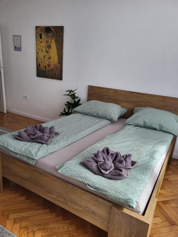 Downtown Studio Apartman เปตช์ ภายนอก รูปภาพ