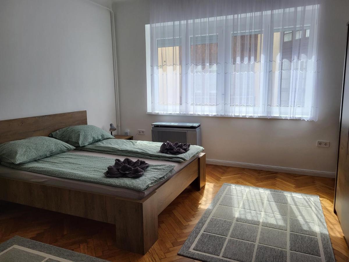 Downtown Studio Apartman เปตช์ ภายนอก รูปภาพ