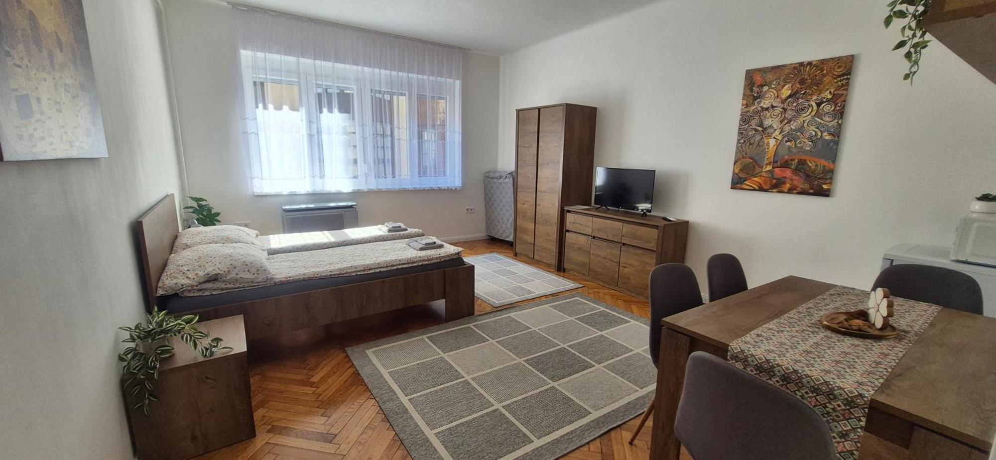 Downtown Studio Apartman เปตช์ ภายนอก รูปภาพ